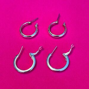 Set of 2 Silver Toned Hoop Earrings 🌺